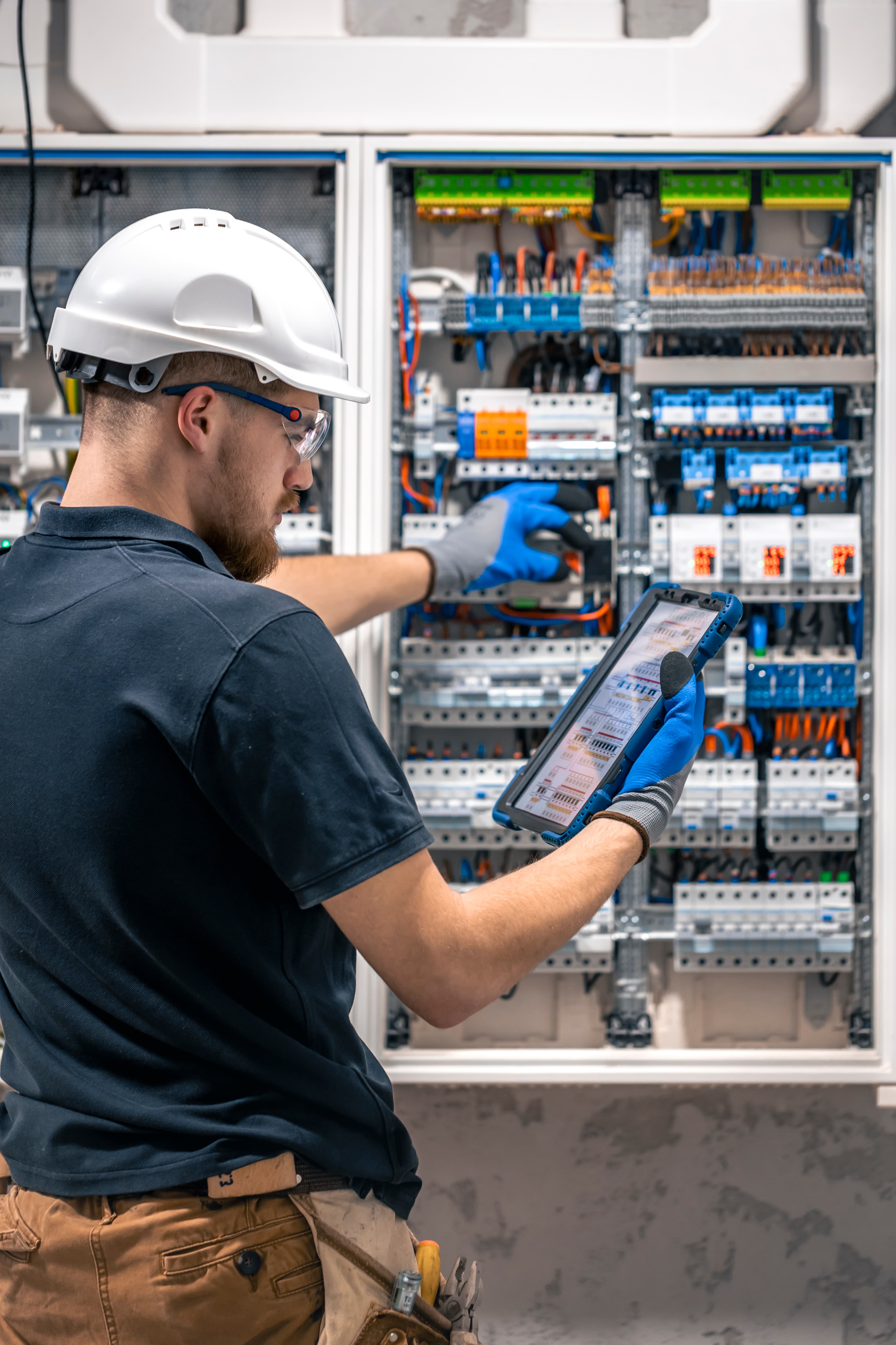 Elektricien werkt aan een schakelkast